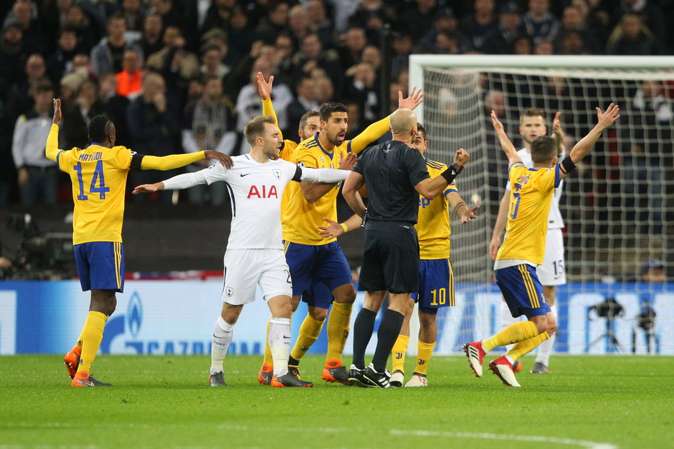 Marzec 2018 roku, sędzia Marciniak prowadzi mecz Tottenham – Juventus na słynnym Wembley