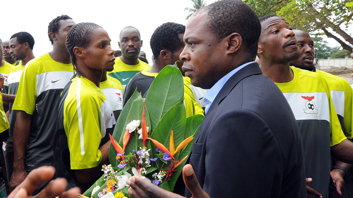 Kalusha Bwalya wraz z piłkarzami reprezentacji Zambii na obchodach tragedii (2012)