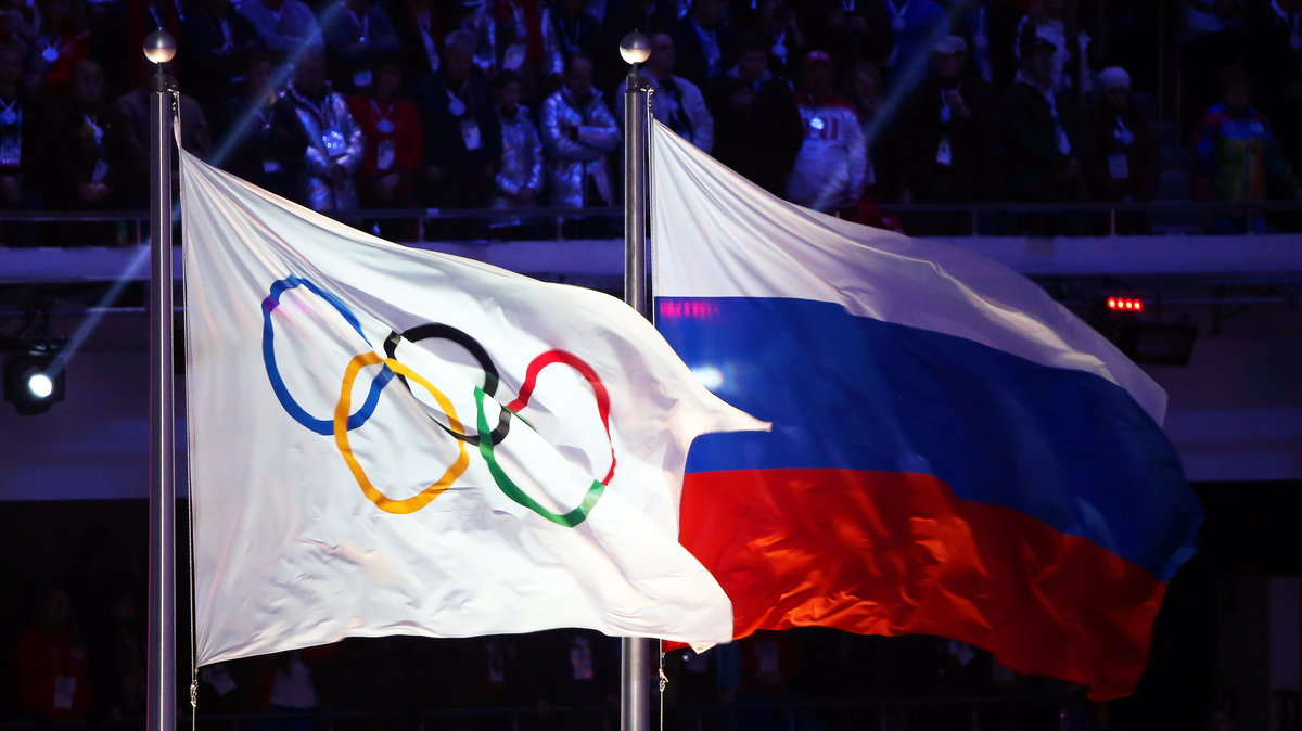 Flaga Rosji na tle flagi olimpijskiej