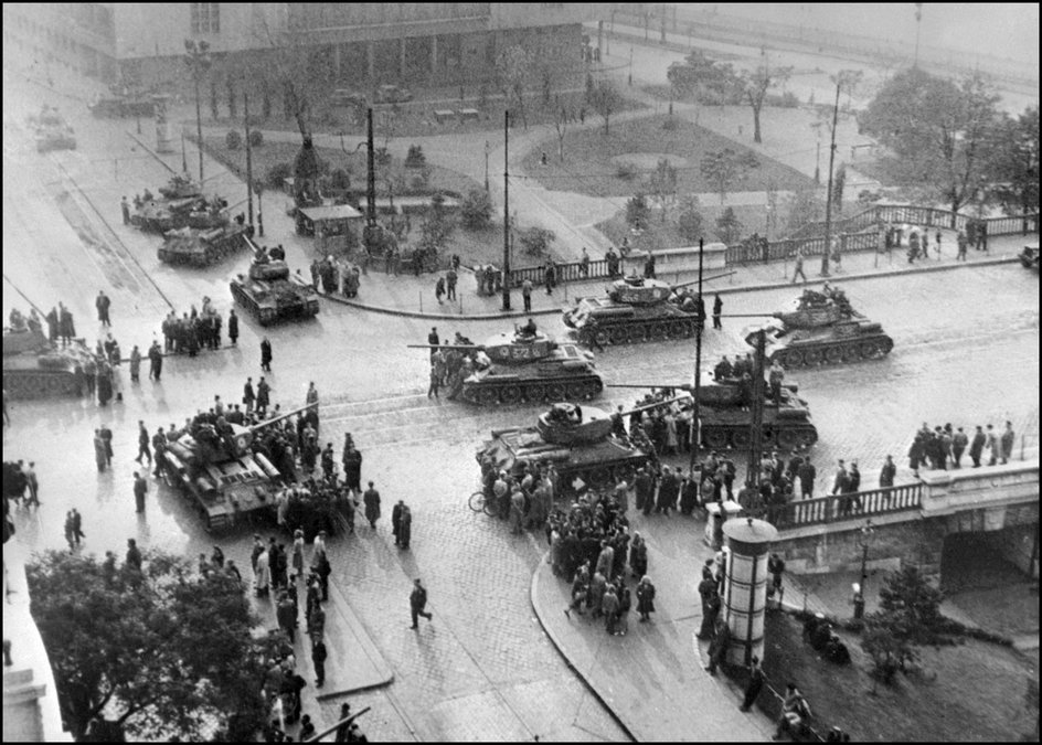 Na początku listopada 1956 roku czołgi radziecki wjechały na ulice Budapesztu i wojska ZSRR krwawo stłumiły powstanie węgierskie. Kilkanaście dni później rozpoczęły się igrzyska olimpijskie w Melbourne.