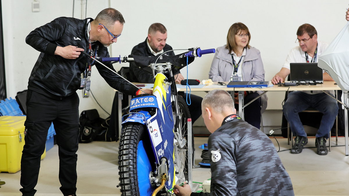 Kontrola motocykla żużlowego. Zdjęcie poglądowe