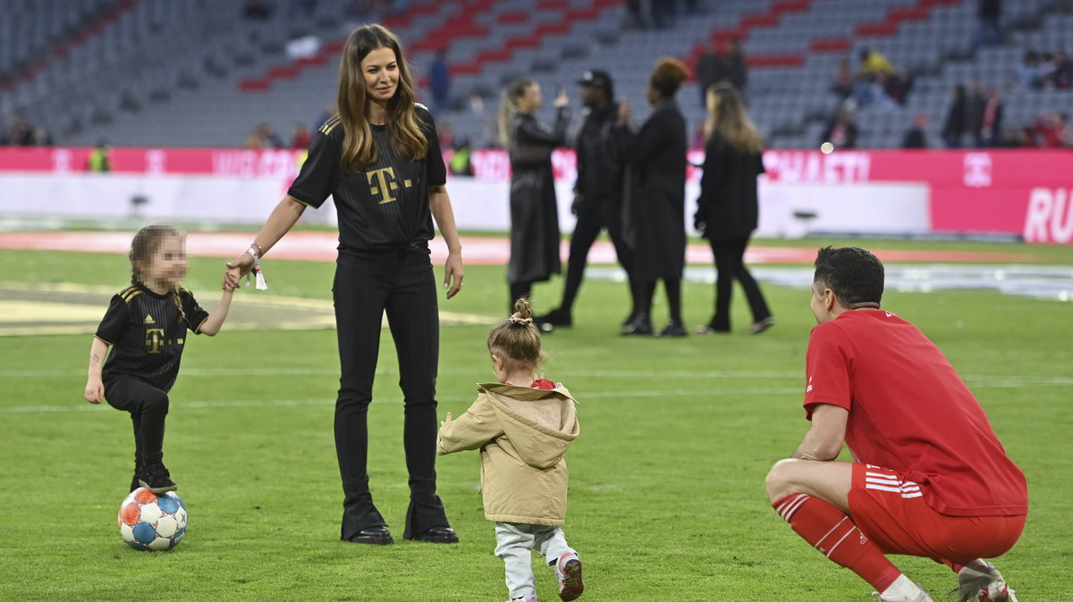 Anna Lewandowska i Robert Lewandowski z córkami