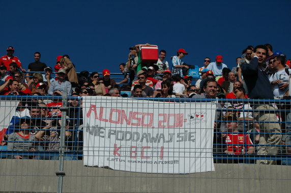 Fani Fernando Alonso wspierają Roberta Kubicę