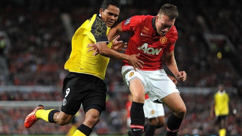 Phil Jones (R) i Carlos Bacca (L) 