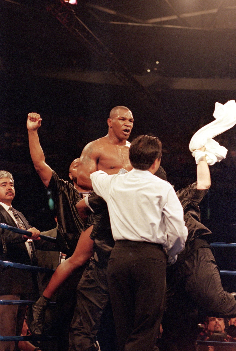 Mike Tyson cieszył się z wygranej przez dyskwalifikację uciekającego z ringu Gołoty
