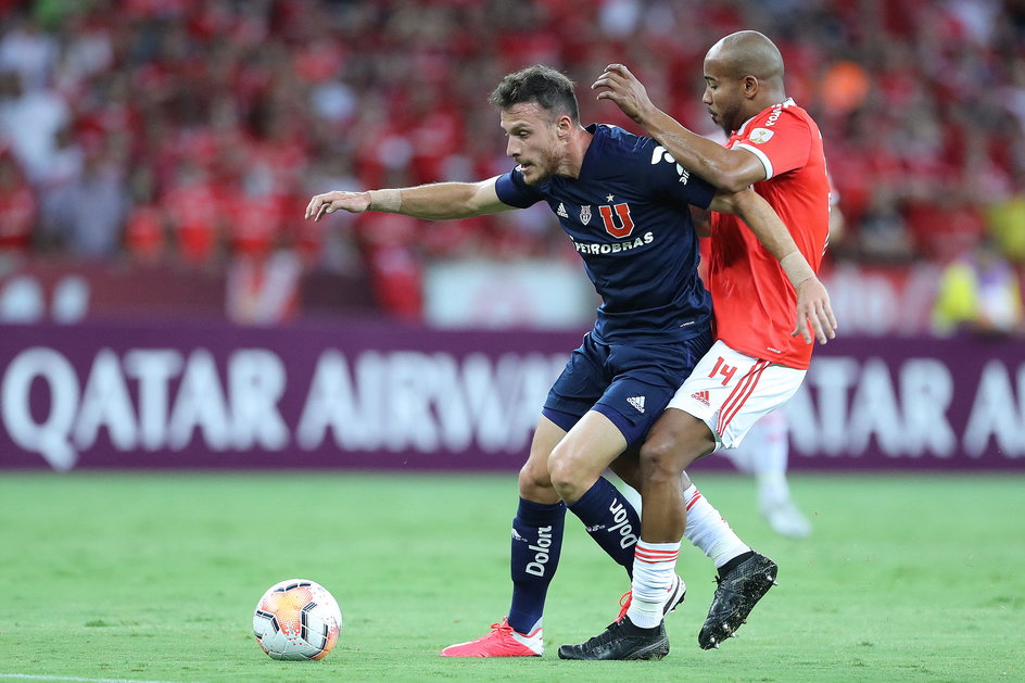 Angelo Henriquez (Universidad de Chile) oraz Patrick (Internacional Porto Alegre)