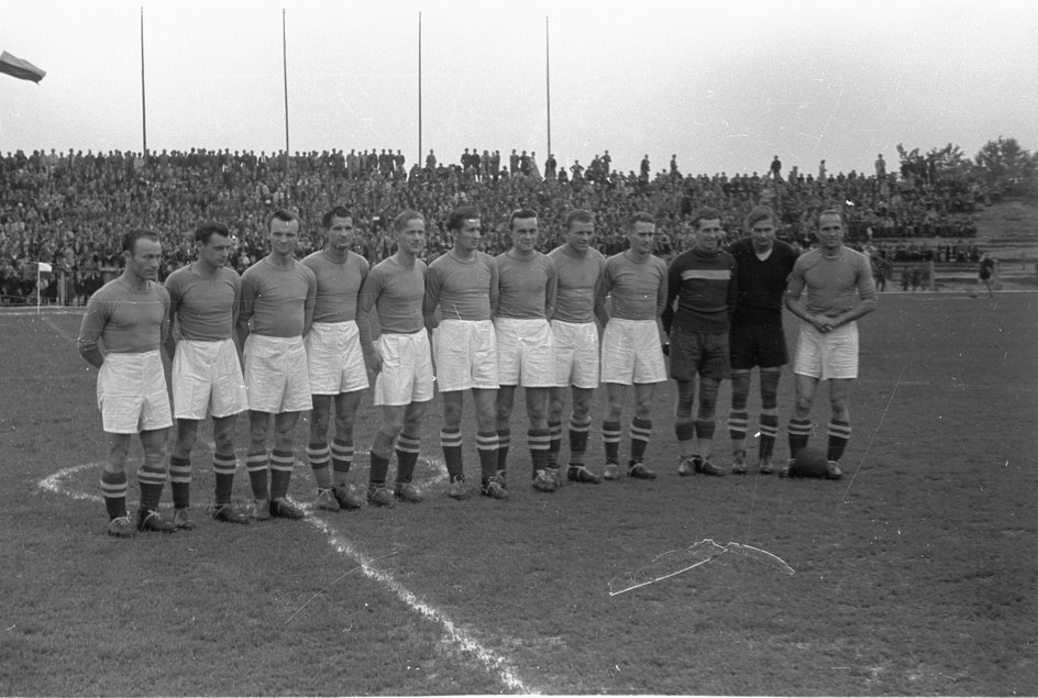 Piłkarze drużyny AKS Chorzów z meczu ekstraklasy w czerwcu 1948 r.