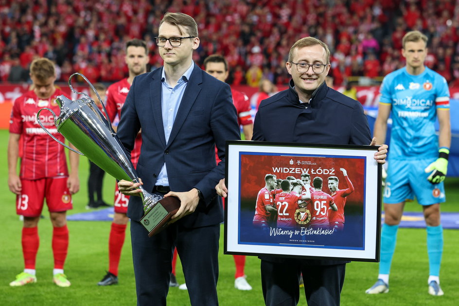 Fostul președinte al lui Widzew, Mateusz Dróżdż (dreapta) și Michał Rydz, actual vicepreședinte al clubului, care deține acum funcția de președinte interimar