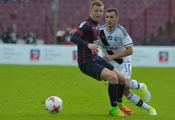 PIŁKA NOŻNA EKSTRAKLASA POGOŃ SZCZECIN - LEGIA WARSZAWA (Mateusz Matras i Tomasz Jodłowiec)