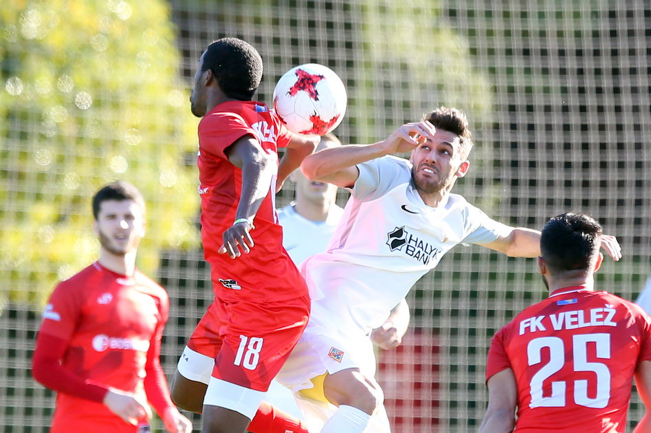 Konrad Wrzesiński (biały strój) podczas sparingu z Dynamem Kijów, rozegranym w tureckim Belek. Kijowianie wygrali 2:0. 