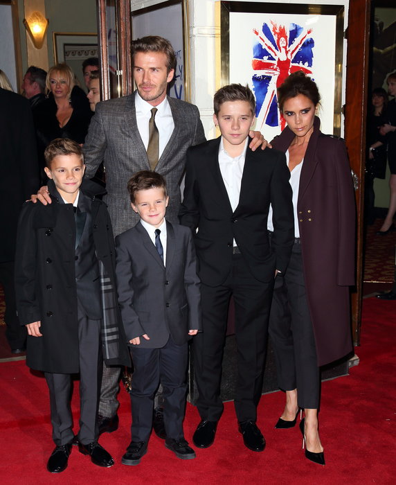 Romeo Beckham z rodzicami i braćmi w 2010 roku