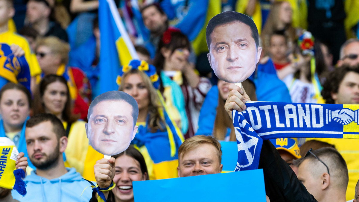 Kibice Ukrainy z maskami z wizerunkiem Wołodymyra Zełenskiego