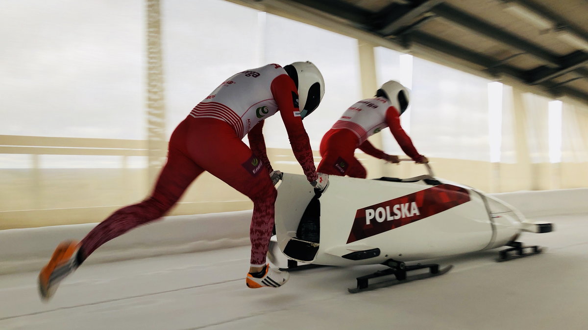 Kilka sekund rozbiegu, a później szalona jazda w dół - tak wygląda codzienność bobsleistów. Na zdjęciu Arnold Zdebiak i Jakub Stano.