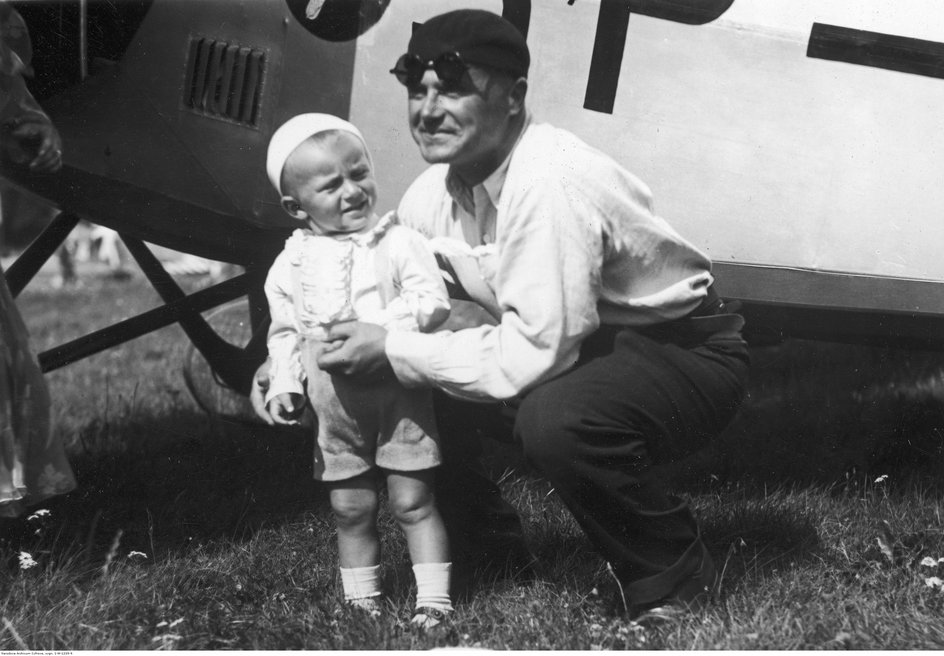 20 sierpnia 1932 roku Franciszek Żwirko wylądował na warszawskim Polu Mokotowskim. Czekała na niego żona i mały synek Henio. 