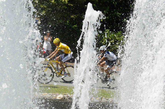 2010-07-14T164818Z_01_JNA23_RTRIDSP_3_CYCLING-TOUR.jpg