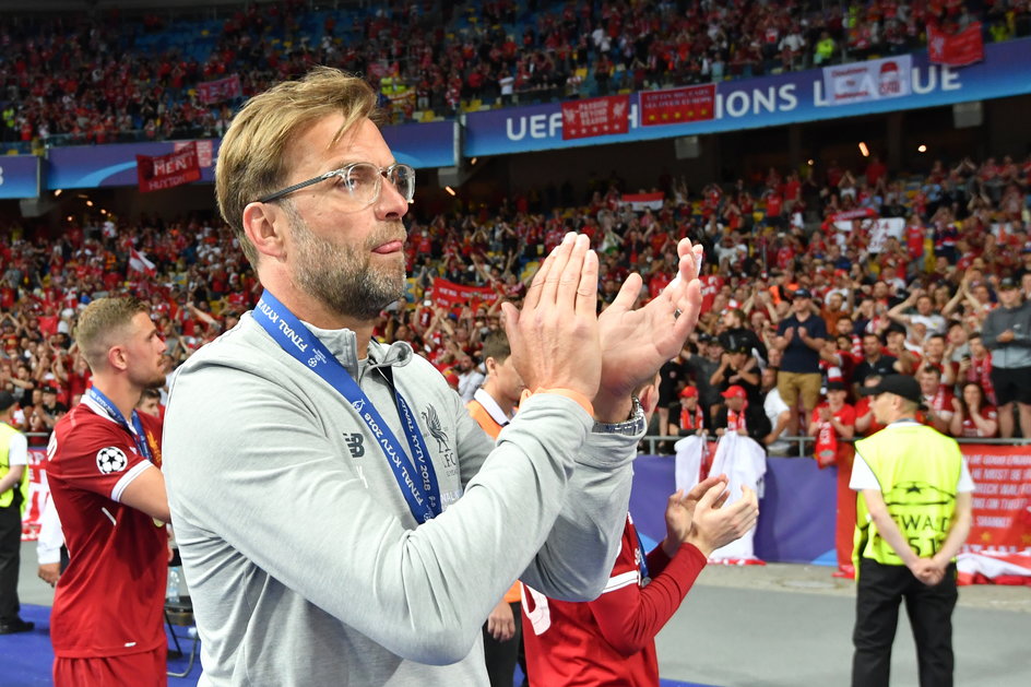 Trener Liverpoolu Jürgen Klopp gratuluje wygranym