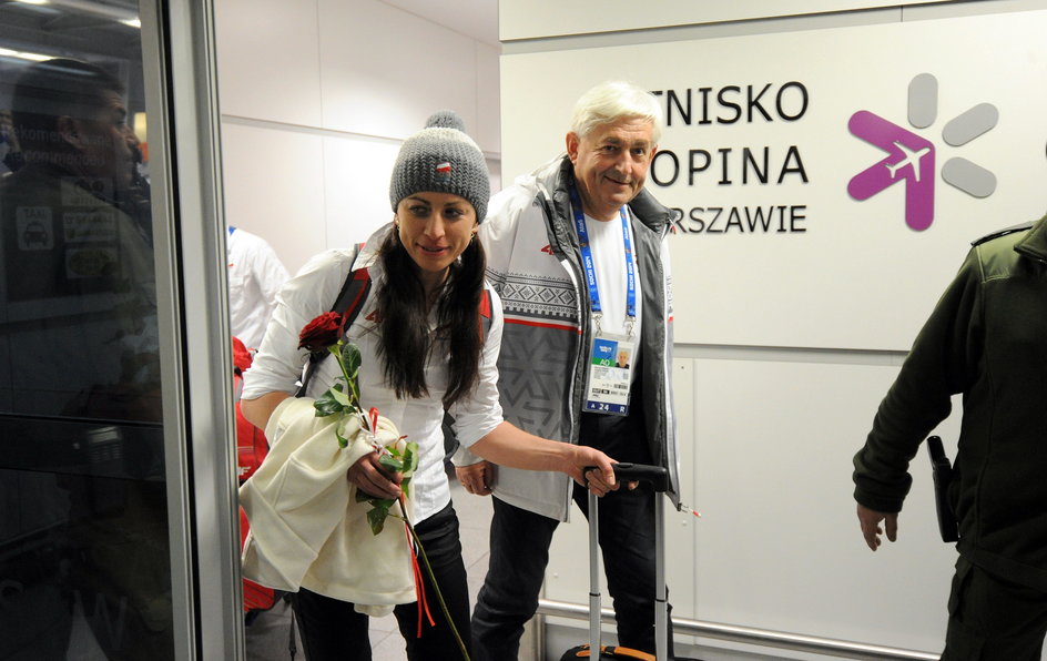 Henryk Urbaś ze złotą medalistką Justyną Kowalczyk w trakcie powitania na warszawskim lotnisku po powrocie z igrzysk w Soczi. 