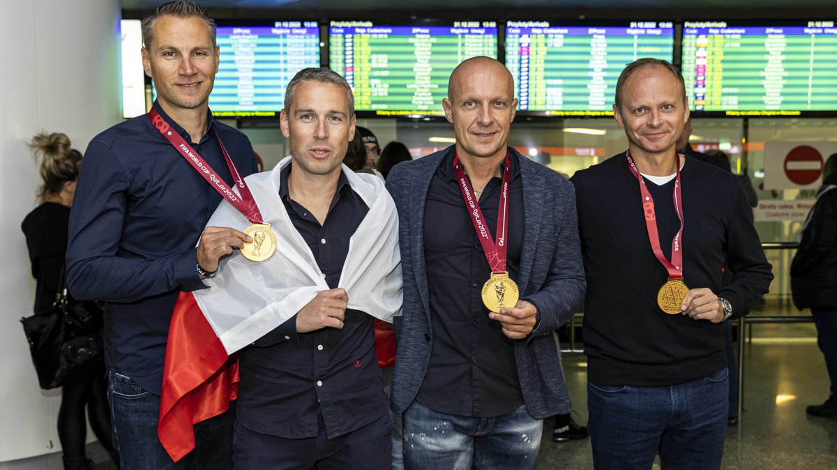 Od lewej Tomasz Kwiatkowski (arbiter VAR), Tomasz Listkiewicz (asystent), Szymon Marciniak (główny) i Paweł Sokolnicki (asystent) z medalami po powrocie z MŚ w Katarze. 10 czerwca poprowadzą finał Ligi Mistrzów.