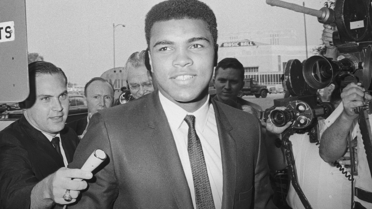 Muhammad Ali zmierzający na rozprawę po tym, jak odmówił wstąpienia do wojska