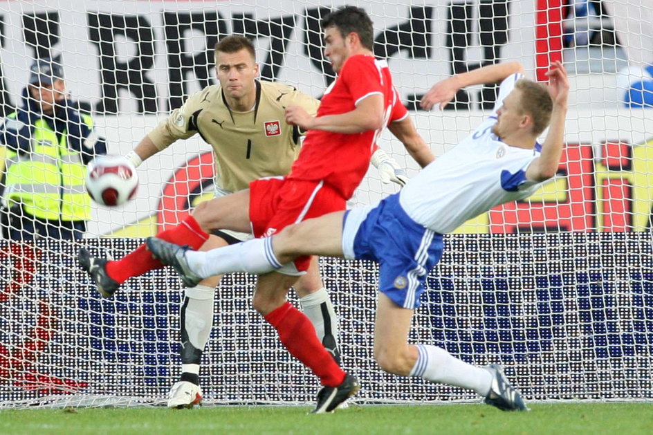 Artur Boruc i Michał Żewłakow w meczu z Finlandia w Helsinkach