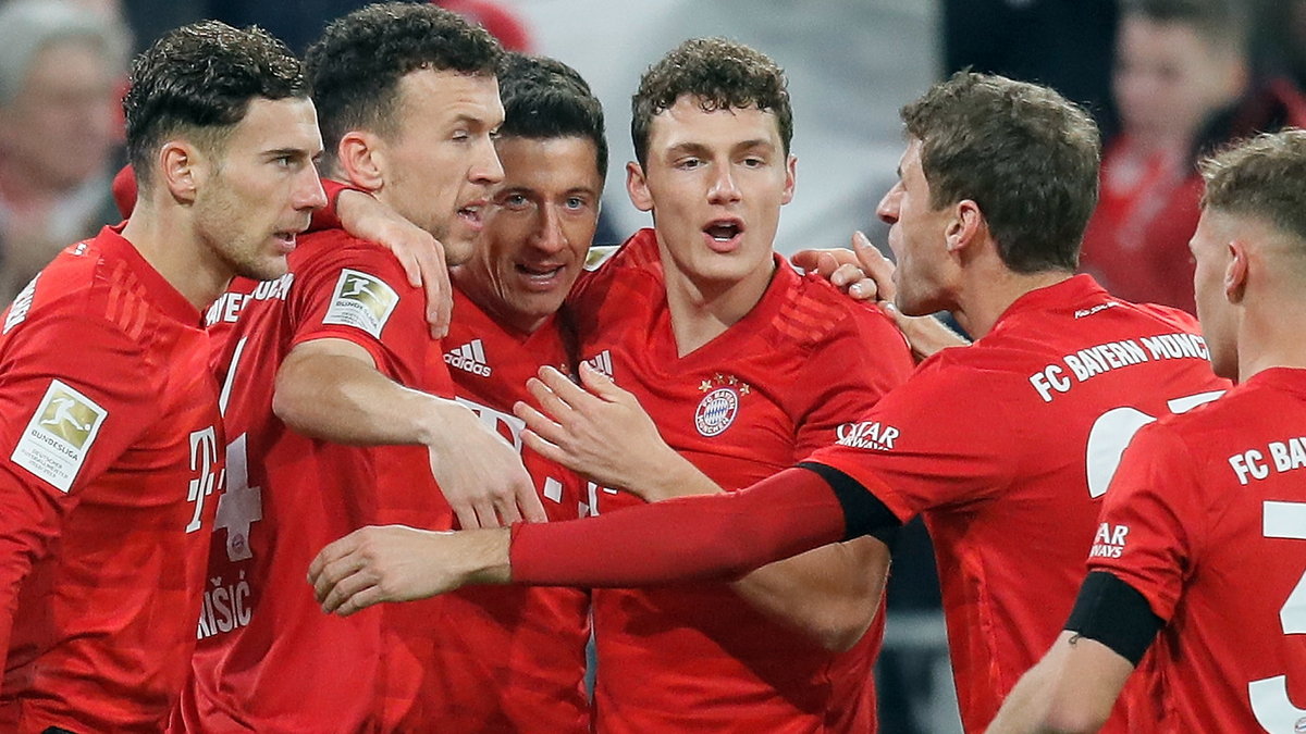 Radość piłkarzy Bayernu Monachium w meczu z Schalke Gelsenkirchen