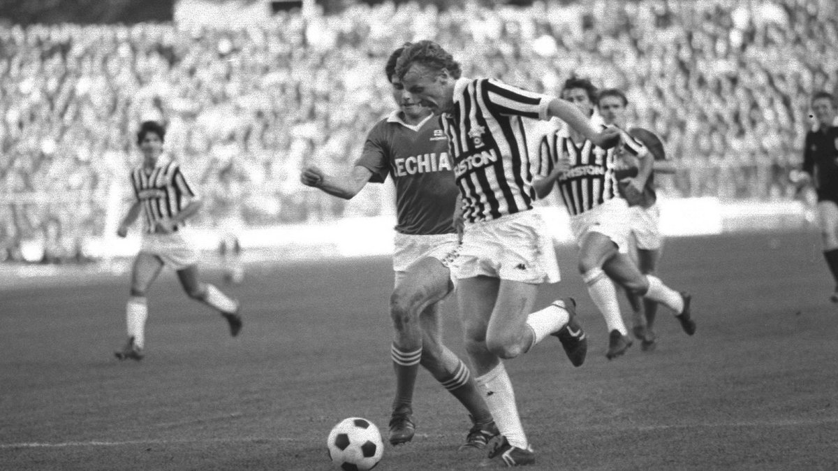 Zbigniew Boniek (z prawej) w pojedynku z Jackiem Grembockim (Lechia Gdańsk 2:3 Juventus, 28.09.1983 r.).