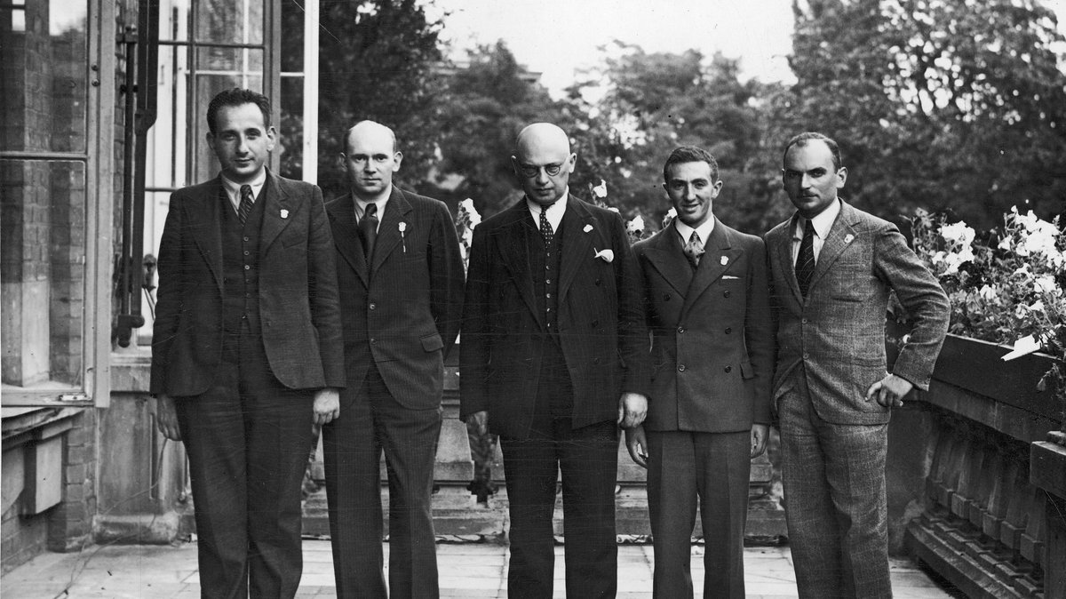 Stoją od lewej: Paulin Frydman, Henryk Friedman, Ksawery Tartakower, Mieczysław Najdorf, Kazimierz Makarczyk