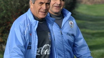 Oscar Tabarez (z lewej, selekcjoner Urugwaju)