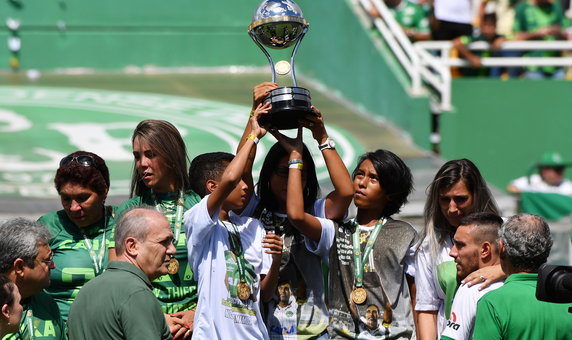 Ocaleni piłkarze z Chapeco oraz rodziny ofiar odebrali trofeum za triumf w Copa Sudamericana.