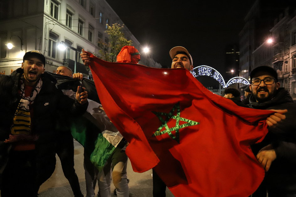Marokańscy kibice po wygranym meczu z Hiszpanią