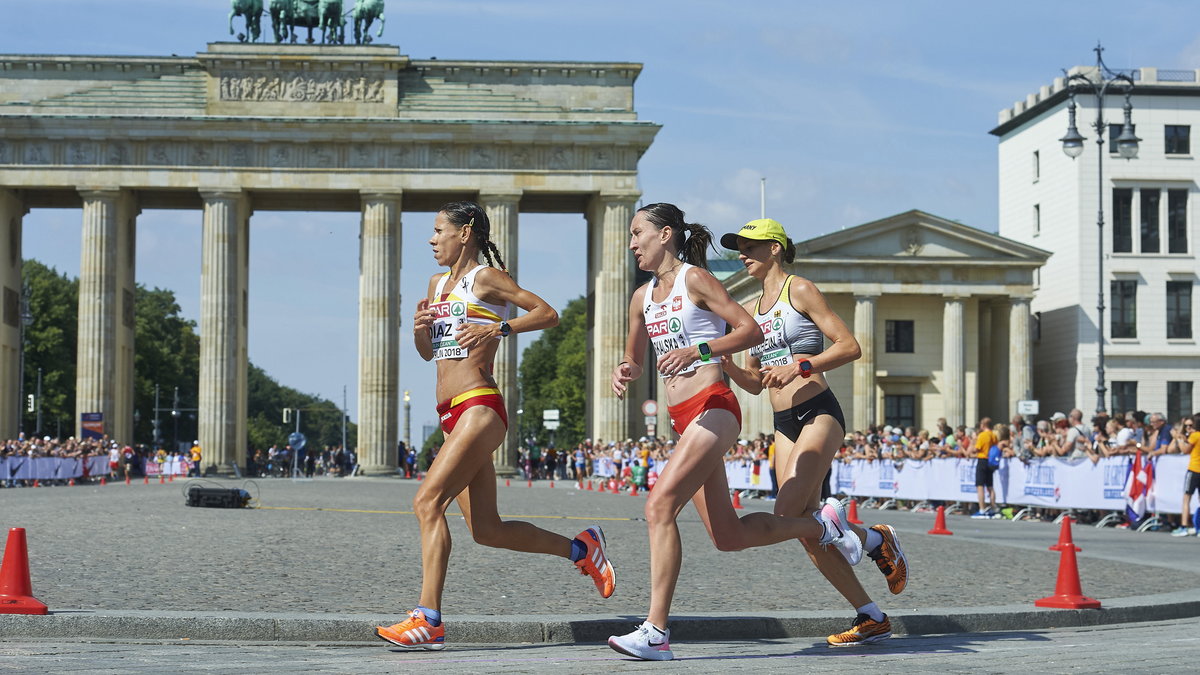 Izabela Paszkiewicz (w środku)