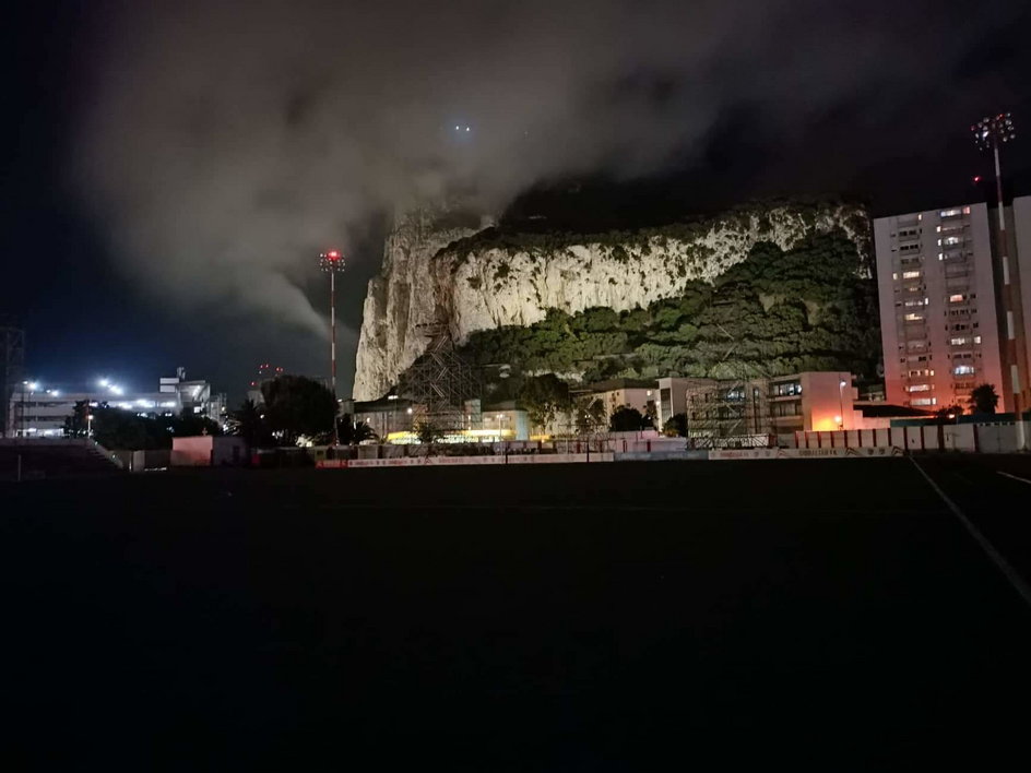 Słynna gibraltarska skała nad Viktoria Stadium