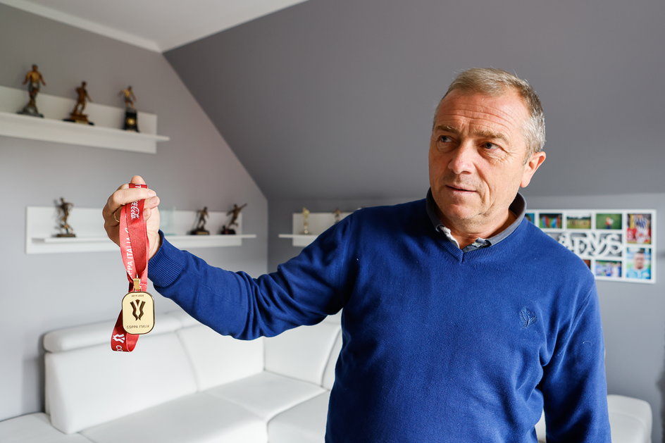 Bogusław Zieliński, ojciec Piotra, prezentuje medal syna za zdobycie Coppa Italia
