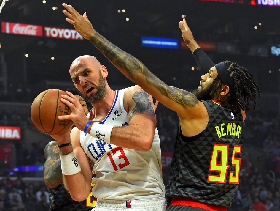 Marcin Gortat (z lewej) w meczu z Atlantą Hawks