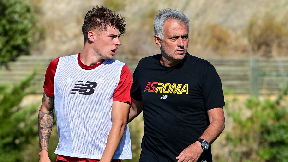 Jose Mourinho i Nicola Zalewski podczas treningu