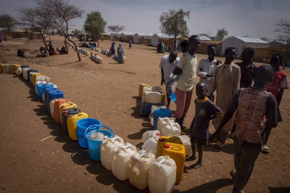 Uchodźcy z Sudanu w kolejce po wodę w obozie w Czadzie