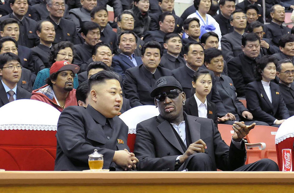 Kim i Rodman przez tłumacza wymieniają się spostrzeżeniami na temat koszykarskiego widowiska.