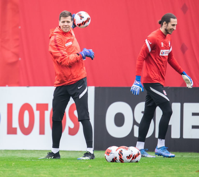 Wojciech Szczęsny (L) i Kamil Grabara (P).