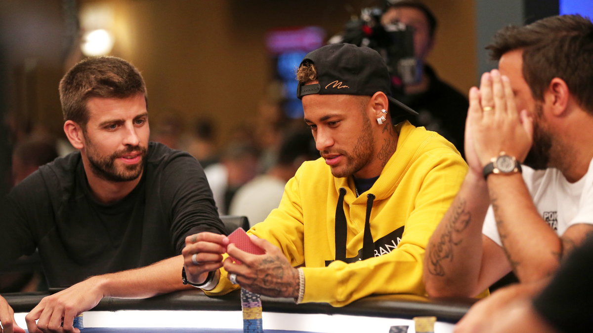 Gerard Pique (z prawej) z Neymarem (w środku) na jednym z turniejów pokerowych w Barcelonie