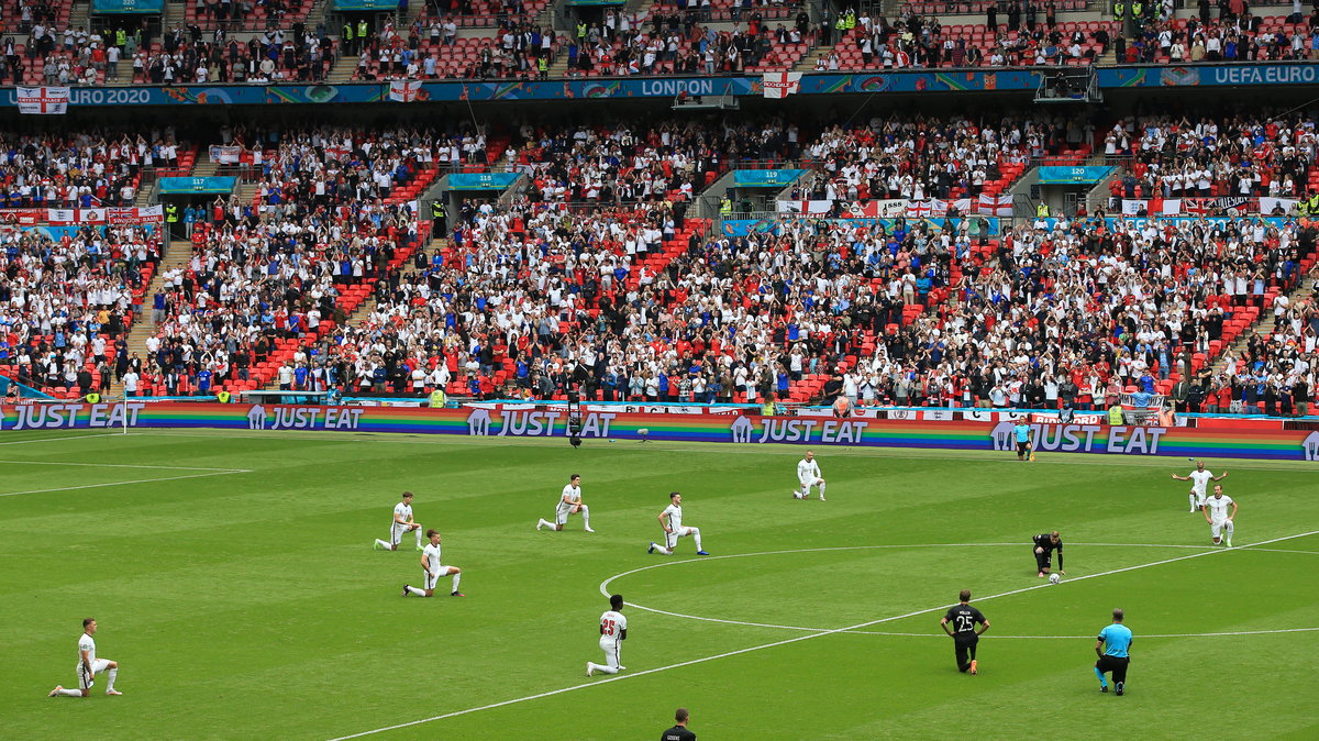 Reprezentanci Anglii i Niemiec klękają przed meczem 1/8 finału Euro 2020
