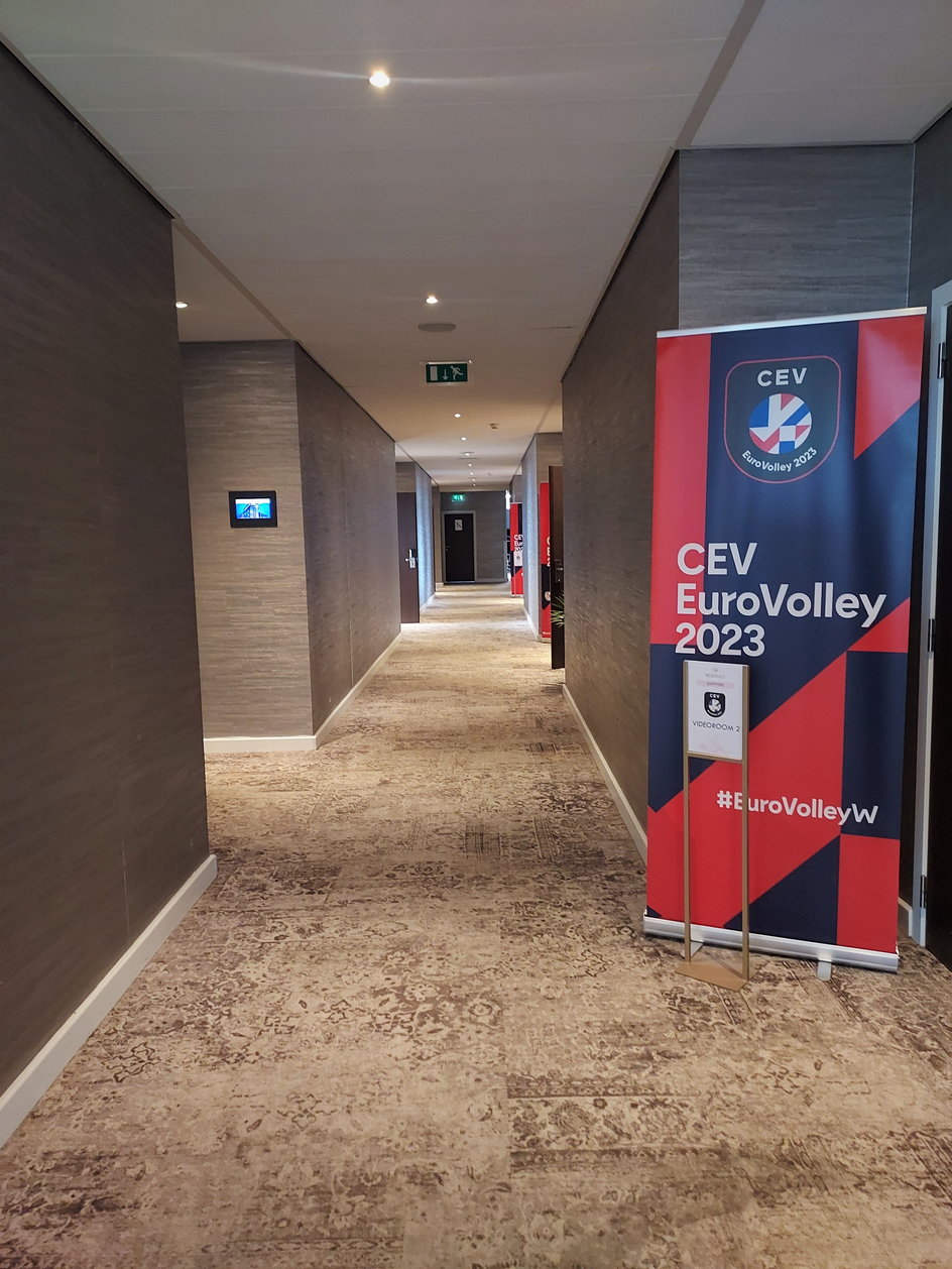 Banery z emblematami mistrzostw Europy znajdują się tylko przy hotelowej windzie oraz salach, w których odbywają się odprawy wideo. W hotelu, w którym zakwaterowane są drużyny, trudno zorientować się, że w mieście odbywa się międzynarodowy turniej.