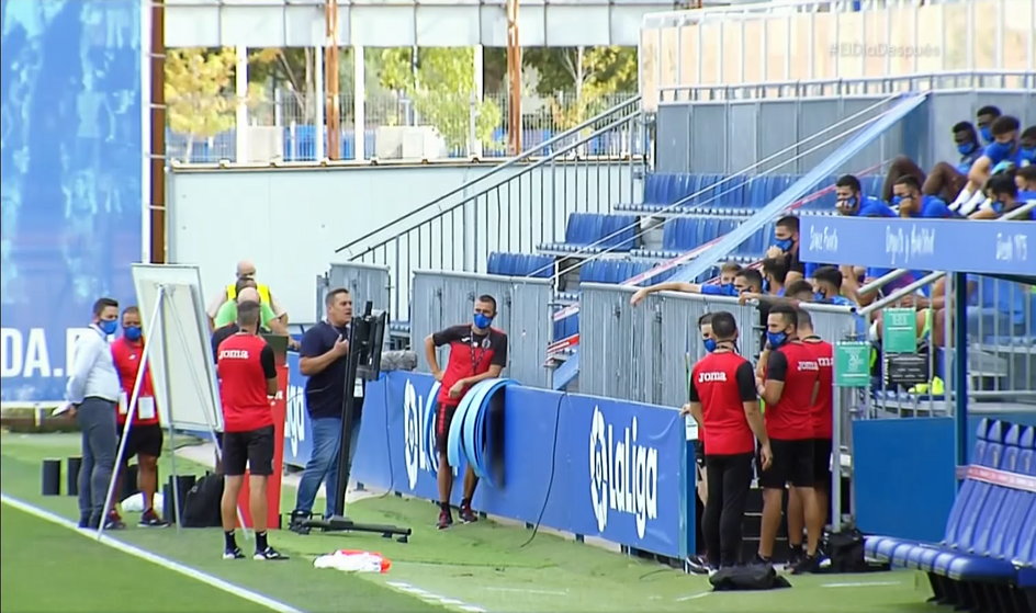 Jose Ramon Sandoval, trener Fuenlabrady, rozmawia z piłkarzami przed startem spotkania