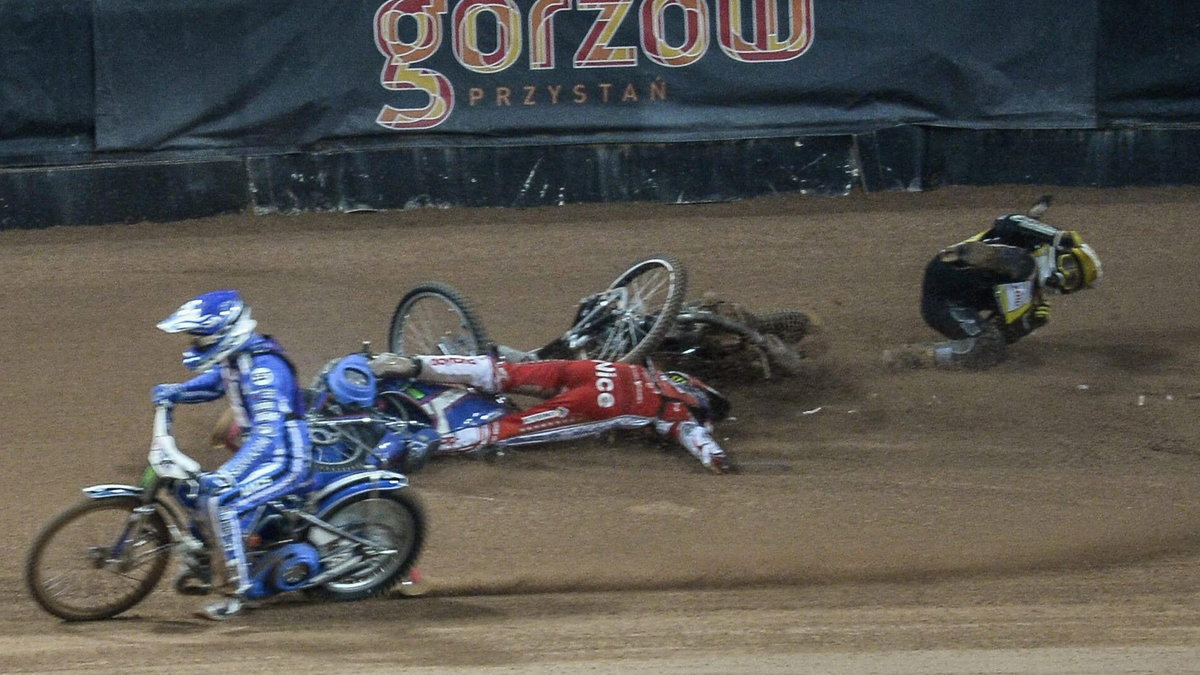 Tomasz Gollob upada na tor podczas GP Szwecji