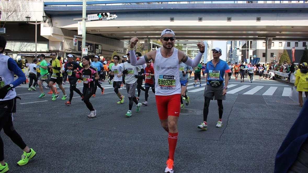Mikołaj Kubicz na trasie maratonu w Tokio