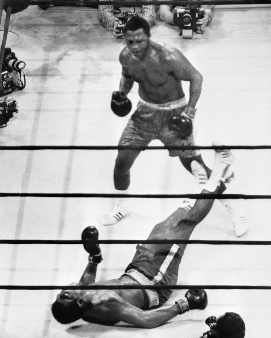Muhammad Ali błyskawicznie wstał z desek po piorunującym lewym sierpowym Joego Fraziera w piętnastej rundzie, ale losów walki już nie odwrócił.