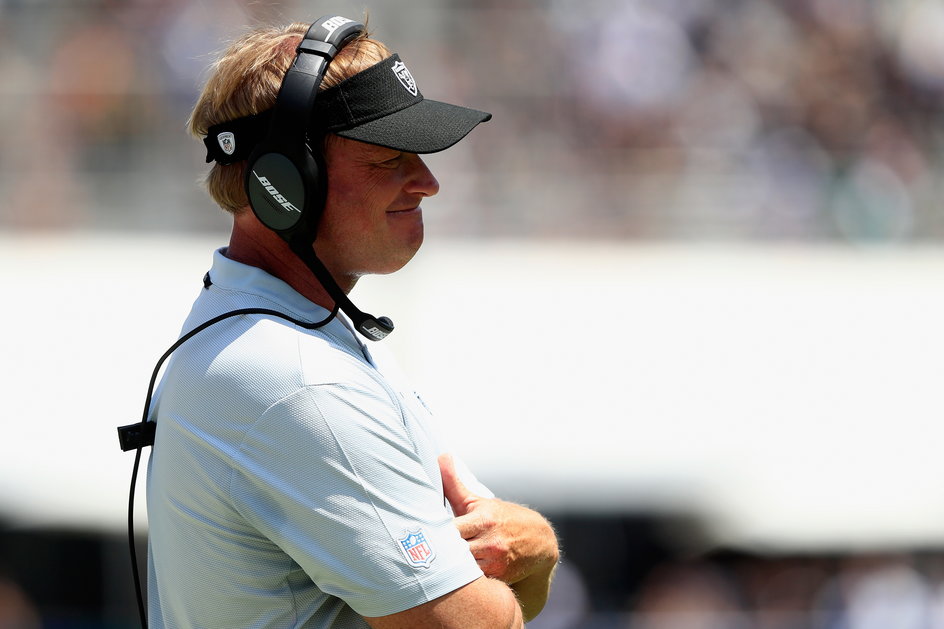 Jon Gruden ma trenować Raiders przez najbliższe 10 lat. Zaczął od trzęsienia ziemi