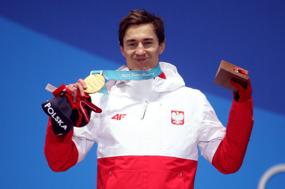 Kamil Stoch podczas ceremonii wręczenia medali