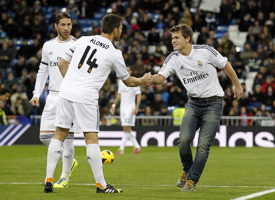 Magnus Carlsen podczas symbolicznego rozpoczęcia meczu na Santiago Bernabeu