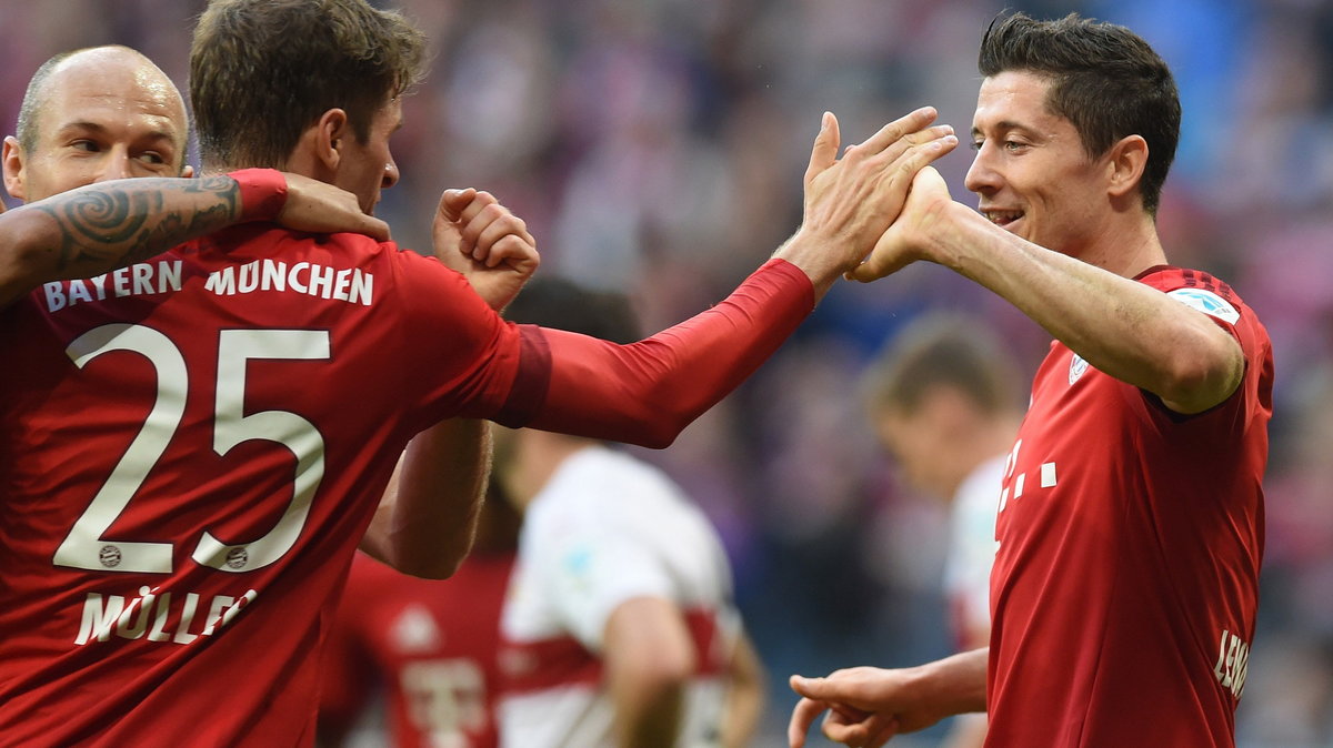 Arjen Robben i Robert Lewandowski. Pomiędzy nimi Thomas Mueller