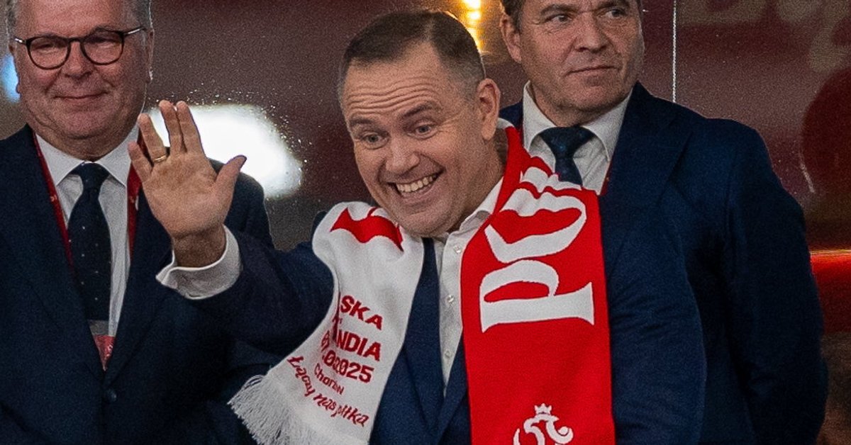 Prezydent Karol Nawrocki przyłapany. Pojawił się na meczu Polaków